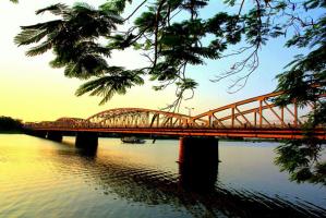 Bài văn cảm nhận vẻ đẹp sông Hương khi chảy vào thành phố Huế trong 