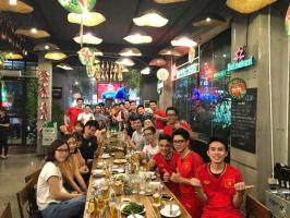 Nhà hàng tổ chức tiệc có màn chiếu lớn cổ vũ bóng đá tại Hà Nội