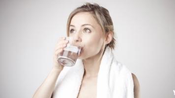 Thói quen uống nước sai cách gây hại cho sức khỏe