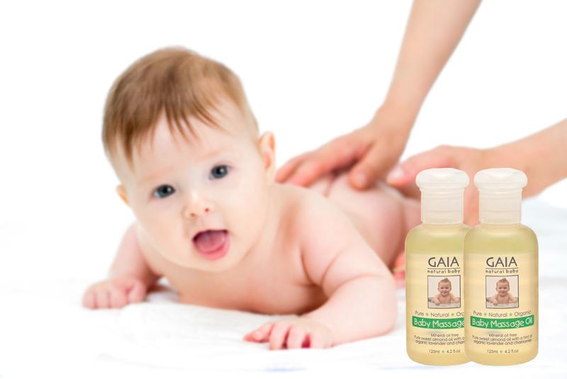 Dầu massage thẩm thấu hoàn toàn khi được thoa trên da em bé và không hề bị nhờn dính trên da