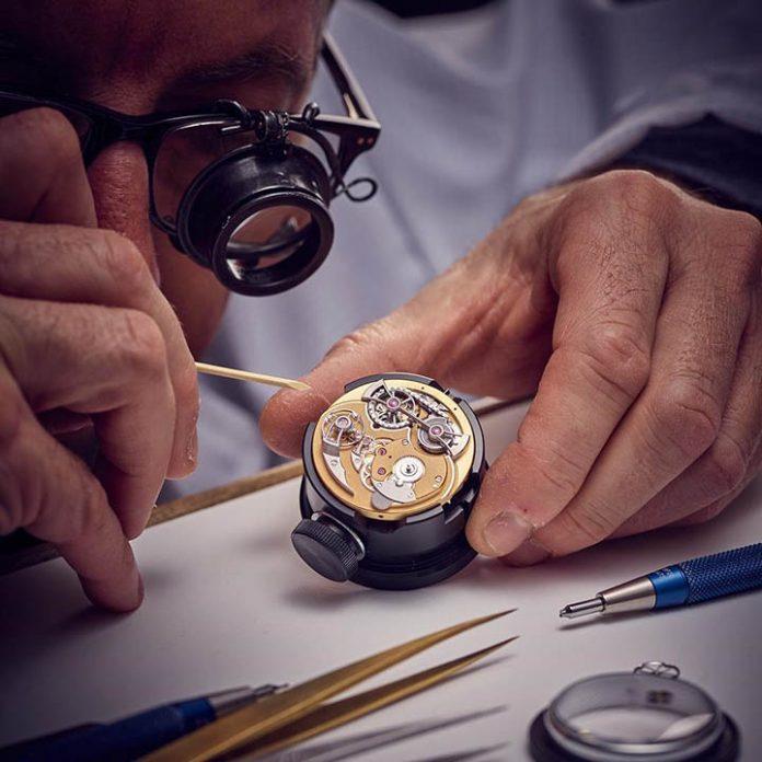 Thực hành sửa chữa trực tiếp các đồng hồ của khách hàng dưới sự hướng dẫn giáo viên kỹ sư nhiều kinh nghiệm và tận tâm với nghề
