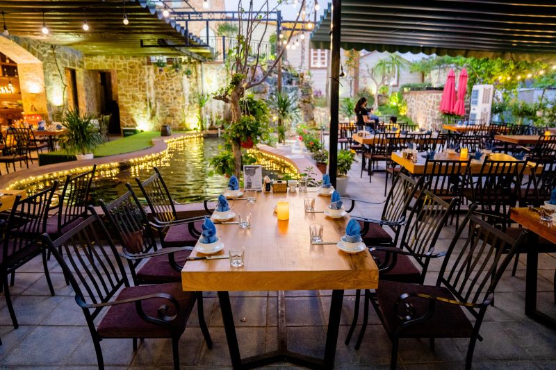 Ngọc Phương Nam là nhà hàng hải sản top 1 tại Hạ Long với không gian sân vườn thơ mộng