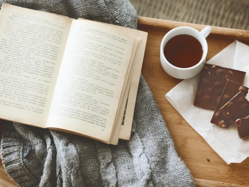 Còn gì thú vị hơn đọc một quyển sách hay, nhâm nhi ly cafe nóng hổi...