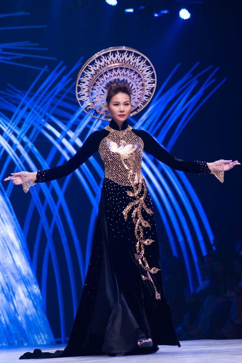 Thanh Hằng trình diễn áo dài Phượng Hoàng bằng vàng trị giá 1,2 tỷ đồng của PNJ trong Vietnam International Fashion Week 2015
