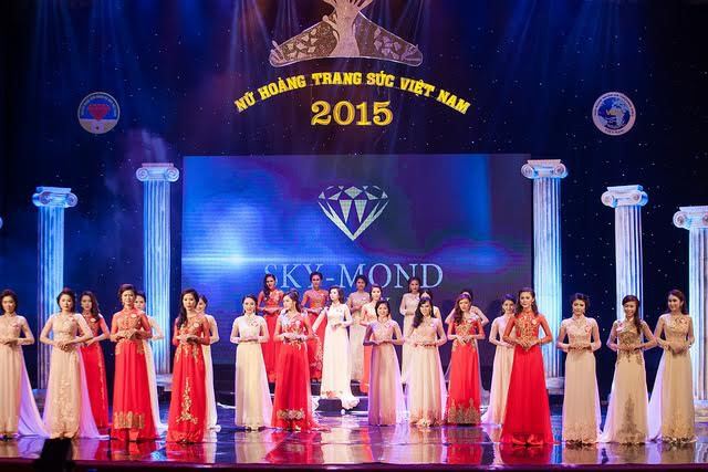 Trang sức của Skymond Luxury được các thí sinh trình diễn trong phần mở màn của đêm chung kết Nữ hoàng trang sức Việt Nam năm 2015