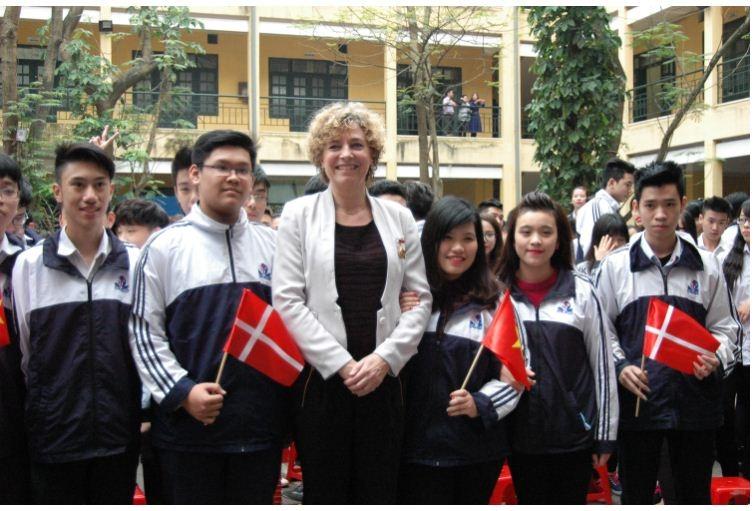 Bộ trưởng Giáo dục Đan Mạch cùng học sinh trường THPT Đinh Tiên Hoàng