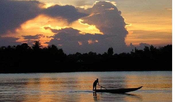 Bài văn phân tích người lái đò trong tùy bút 