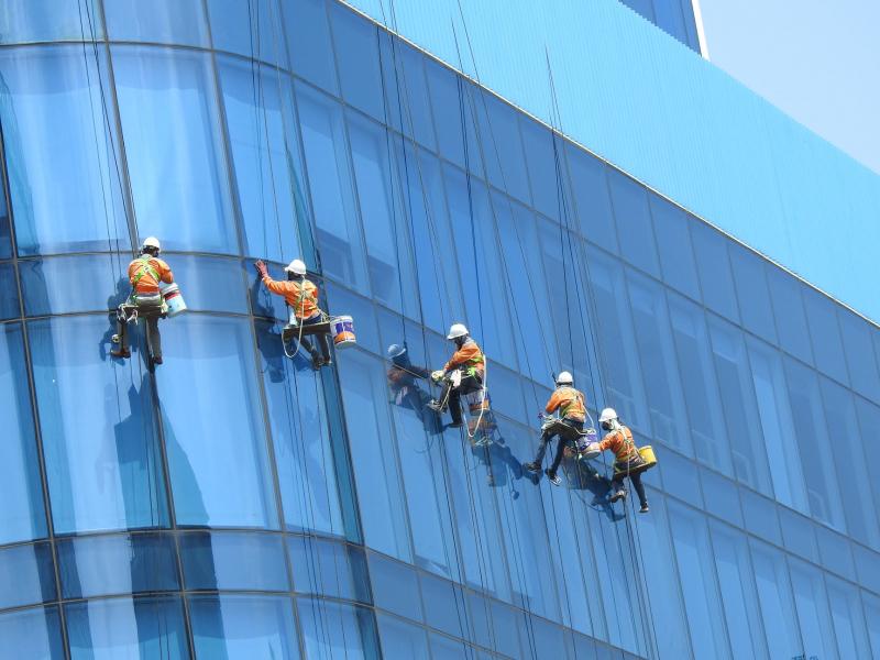 Top 6 Công ty dịch vụ lau kính tòa nhà uy tín và chất lượng nhất TP. HCM