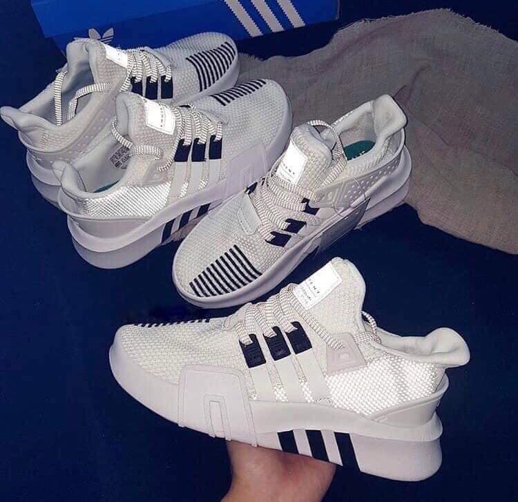 Mộc Sneaker