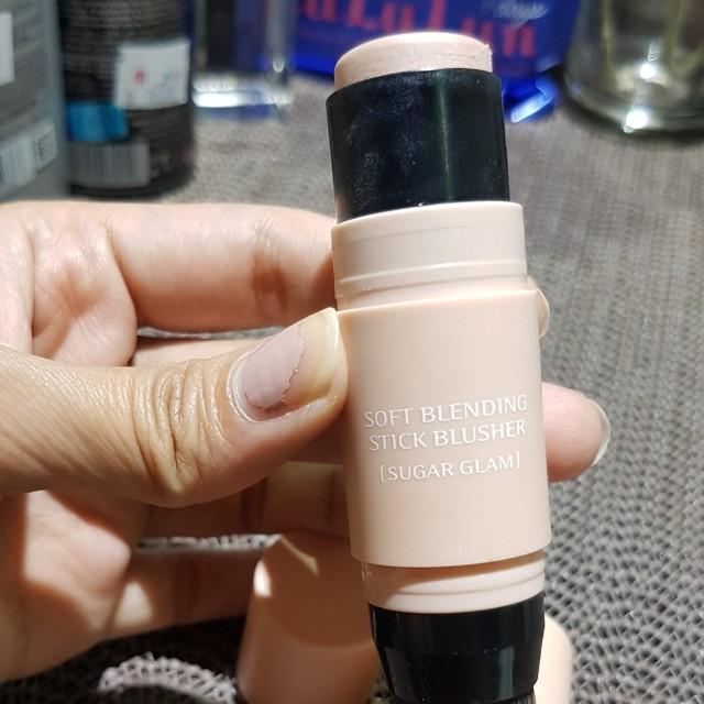 Phấn highlight Missha Soft Blending Stick Blush