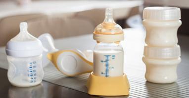 Cách hâm sữa mẹ an toàn và đảm bảo chất dinh dưỡng nhất cho bé