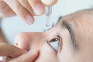 Sai lầm phổ biến khi sử dụng dung dịch nhỏ mắt