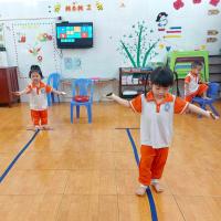 Giáo án Đi trên vạch kẻ thẳng trên sàn cho trẻ mầm non hay nhất