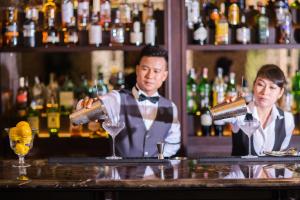 Bar, Lounge sang trọng thường được chọn làm nơi tiếp khách của giới doanh nhân Hà Nội