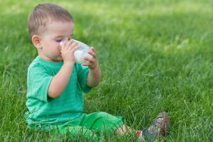 Loại sữa bột pha sẵn cho bé 2 tuổi tốt nhất hiện nay