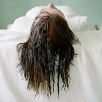 Lý do bạn không nên đi ngủ khi tóc còn ướt