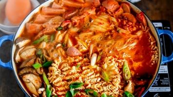 Món ăn nổi tiếng của Hàn Quốc được kết hợp với kim chi