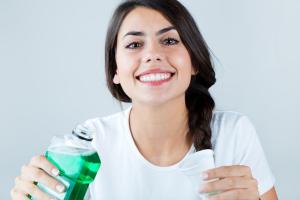 Nước súc miệng ngừa viêm nướu hiệu quả nhất cho cả nhà