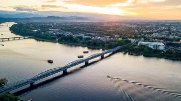 Phân tích cảm nhận sông Hương qua bốn chặng đường tìm về thành phố Huế trong 
