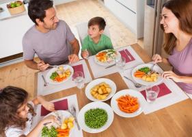 Phép lịch sự trong bữa ăn bố mẹ hãy dạy con