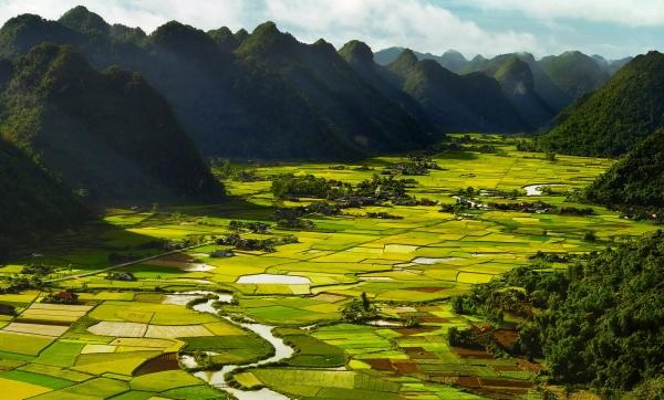 Mãi mãi không thể quên phong cảnh đẹp của nơi đây. Hình ảnh các đồi núi xanh tươi, những dòng sông êm đềm, những bãi biển cát trắng, tất cả giúp bạn đắm chìm trong không gian thanh tâm và yên bình.