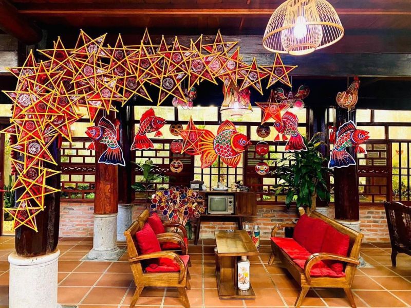 Trang trí quán cà phê với đèn lồng truyền thống