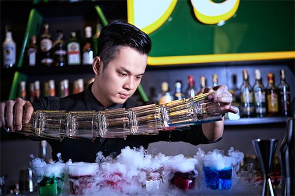 Bartender đang biểu diễn (nguồn internet)