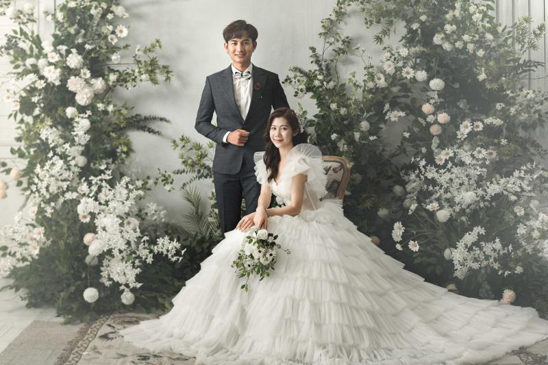 Với bộ ảnh cưới chụp tại Studio Hàn Quốc, bạn sẽ được trải nghiệm không gian đẹp như mơ. Studio chụp ảnh cưới đầy đam mê này sẽ mang lại cho bạn những bức ảnh đẹp như tranh vẽ. Hãy để Studio Hàn Quốc tỏa sáng cho ngày cưới của bạn.