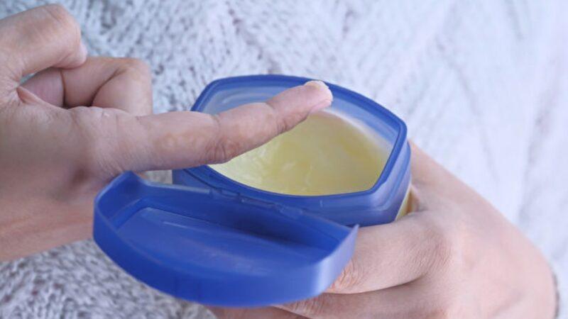 Top 10 Công dụng làm đẹp tuyệt vời nhất của Vaseline cho chị em
