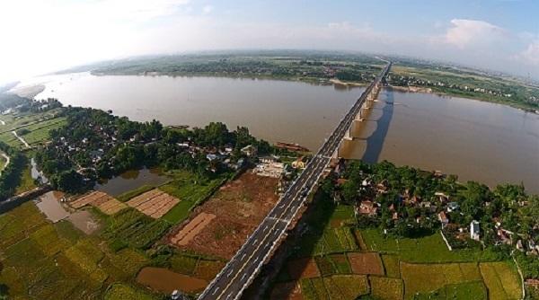 Vài tia nắng cuối ngày còn lại rọi trên mặt sông tạo thành một bức tranh tuyệt đẹp