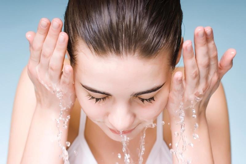 Rửa mặt sạch là bí quyết quan trọng trong việc chăm sóc da mụn