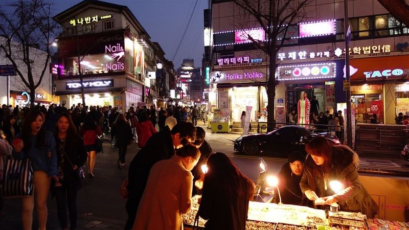 HongDae đông nghịt người khi về đêm.