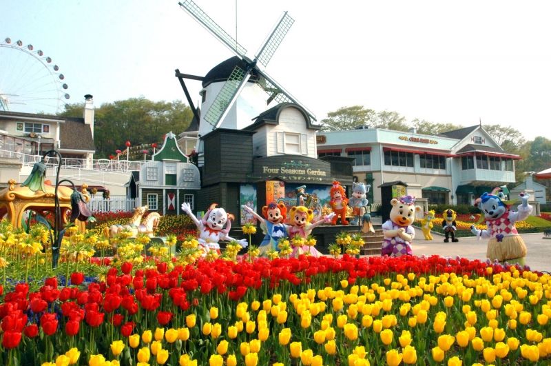 Everland tràn ngập hoa cùng với những nhân vật ngộ nghĩnh.