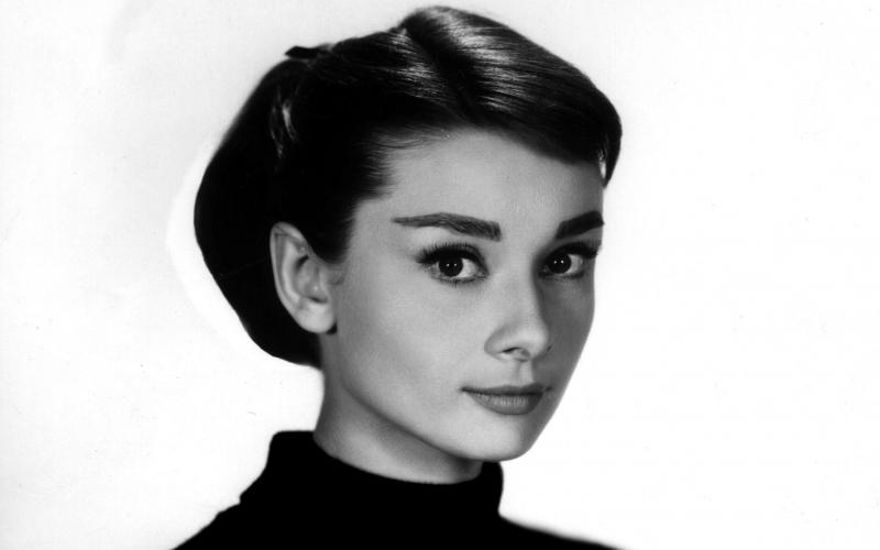 Sự trang nhã đặc trưng của Audrey Hepburn