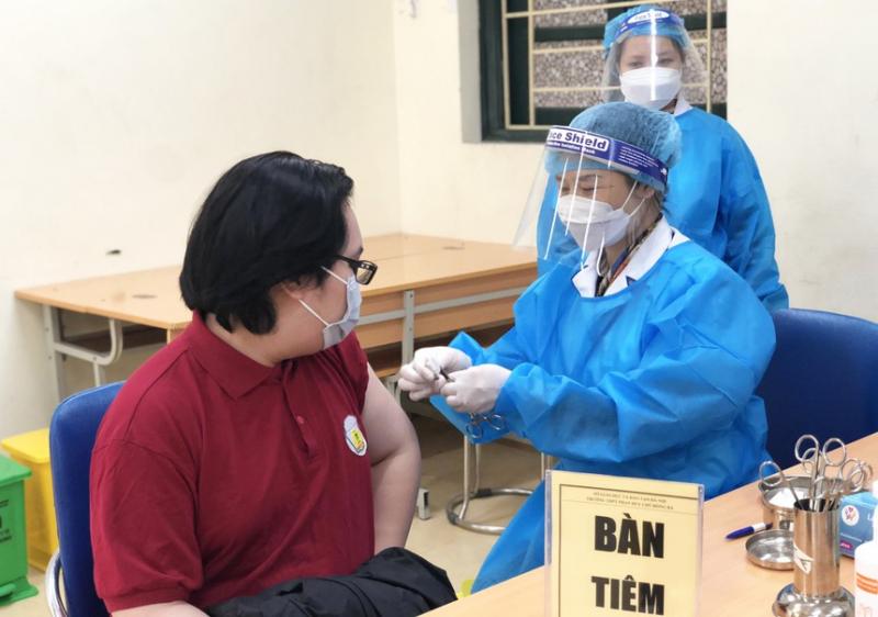 Học sinh trường THPT Phan Huy Chú - Đống Đa (Hà Nội) tiêm vaccine sáng 23/11. (Ảnh: Zing News)