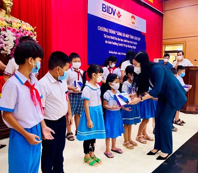 BIDV Dung Quất trao tặng máy tính bảng giúp học sinh khó khăn (Ảnh: Báo Đại đoàn kết)