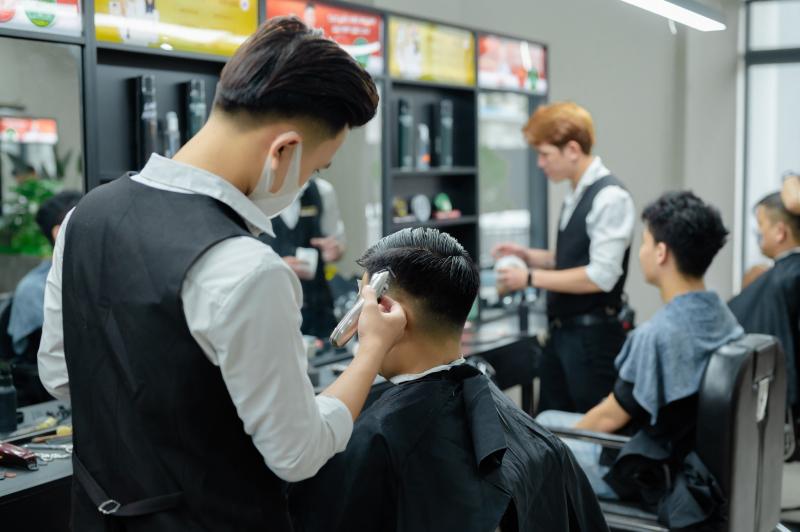 Không còn sự nhàm chán và đơn điệu với kiểu tóc nam đẹp tại HCM. Bằng cách sử dụng các kỹ thuật cắt tóc chuyên nghiệp và đội ngũ người tạo kiểu tay nghề cao, việc cắt tóc không chỉ mang lại sự nhanh chóng mà còn cho bạn cảm giác thoải mái và tự tin khi ra đường.