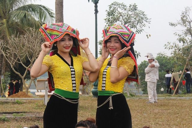 Những cô gái Thái đội chiếc khăn piêu trong ngày hội