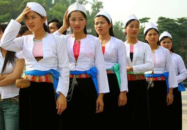 Trang phục truyền thống của người Mường không chỉ xuất hiện trong các ngày lễ, tết cổ truyền mà còn được những người phụ nữ Mường mặc trong sinh hoạt hàng ngày