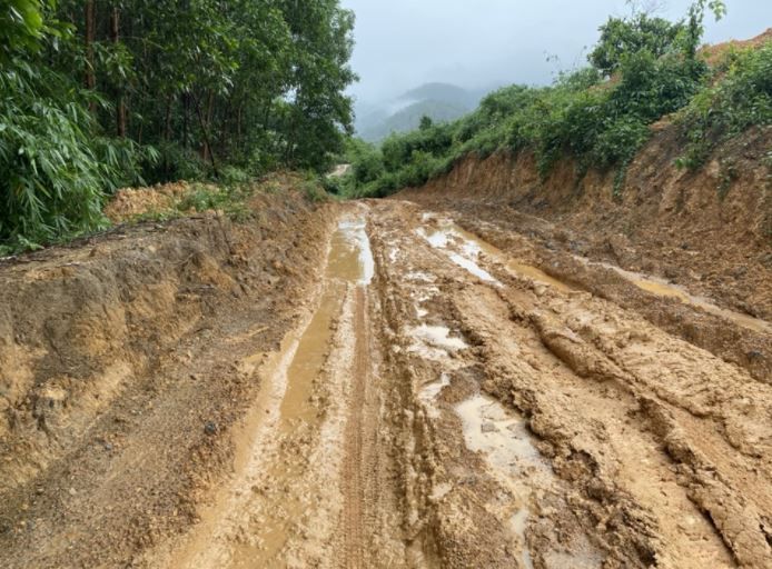 Tuyến đường đi lại chính sa lầy, gây khó khăn trong việc di chuyển. (Ảnh: báo Lao động)