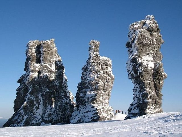Những cột đá monolith khổng lồ