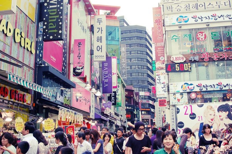 Sự náo nhiệt, sầm uất ở quận Myeong Dong - Seul.