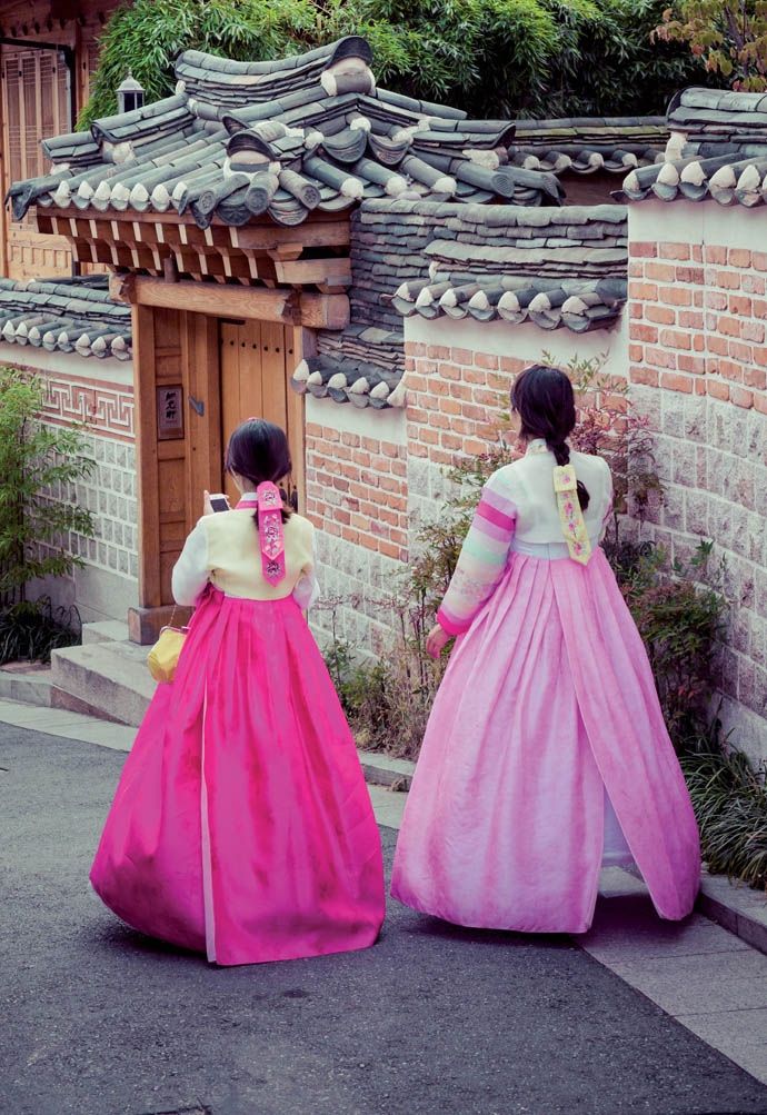 Bắt gặp giới trẻ mặc Hanbok chek-in tại làng Hanok.