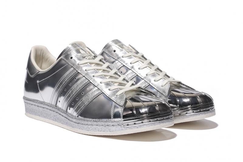 Đôi ADIDAS SUPERSTAR METALLIC thật là biết cách đả kích người nhìn. Thật khó có thể cưỡng lại với thiết kế đặc biệt này.