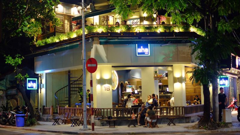 Top 8 Quán cafe vỉa hè đông khách nhất Hà Nội - Toplist.vn