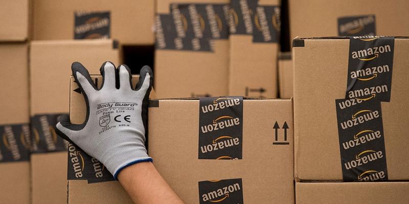 mỗi ngày Amazon tiêu thụ hàng ngàn kiện hàng trên toàn thế giới