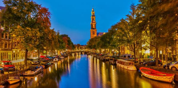 Amsterdam được biết đến với tên gọi thủ đô chính thức của Hà Lan.