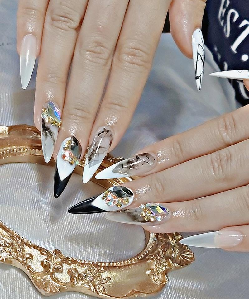 Phong cách nails mới 2024: Cùng khám phá những phong cách nails mới nhất năm 2024 tại salon của chúng tôi. Với sự sáng tạo và độc đáo của các chuyên viên của chúng tôi, chắc chắn bạn sẽ hài lòng với một bộ nails độc đáo và cá tính. Hãy đến với chúng tôi và trải nghiệm những dịch vụ spa nails chuyên nghiệp nhất.