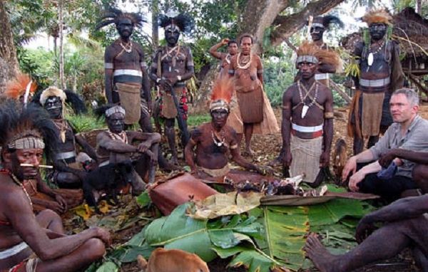 Rợn người với tục ăn tro cốt người chết của bộ tộc Yanomami