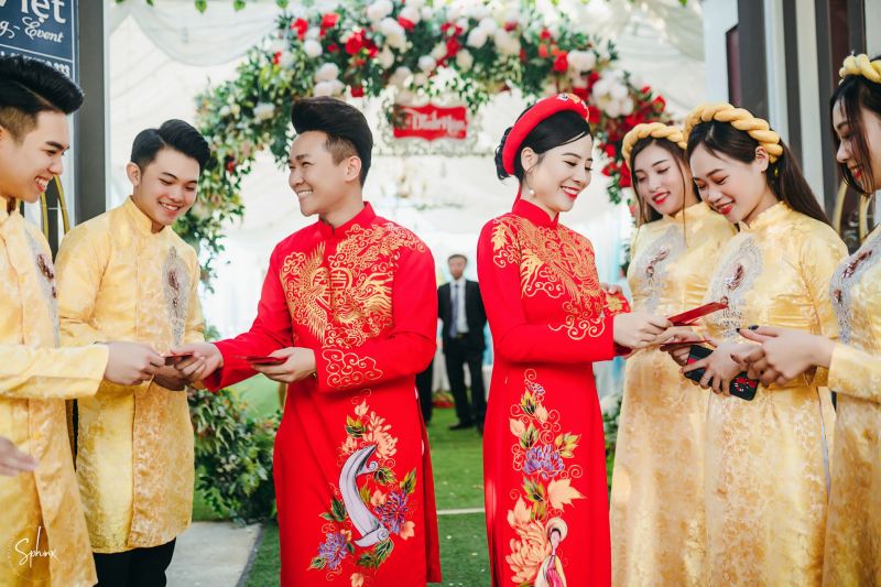 Áo dài cưới Thái Nguyên: Ngắm nhìn bộ sưu tập áo dài cưới của Thái Nguyên được thiết kế tinh xảo, độc đáo và sang trọng, sẽ khiến bạn cảm thấy hoàn toàn lấp lánh và xinh đẹp trong ngày trọng đại của mình.